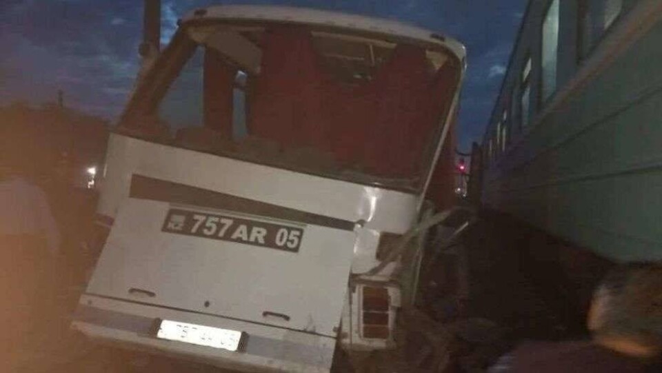 В Алматинской области поезд столкнулся с автобусом, 1 человек погиб, 4 получили ранения 