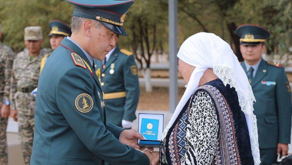 Семьям военных, погибших при взрывах в Арыси, вручили ордена