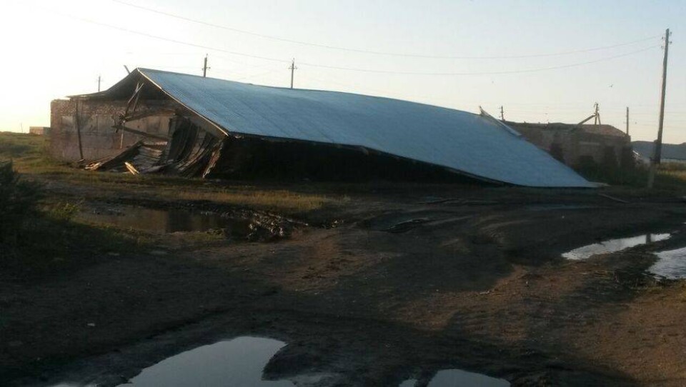 Ураган в Костанайской области сорвал крыши с домов и обрушил телевизионную вышку