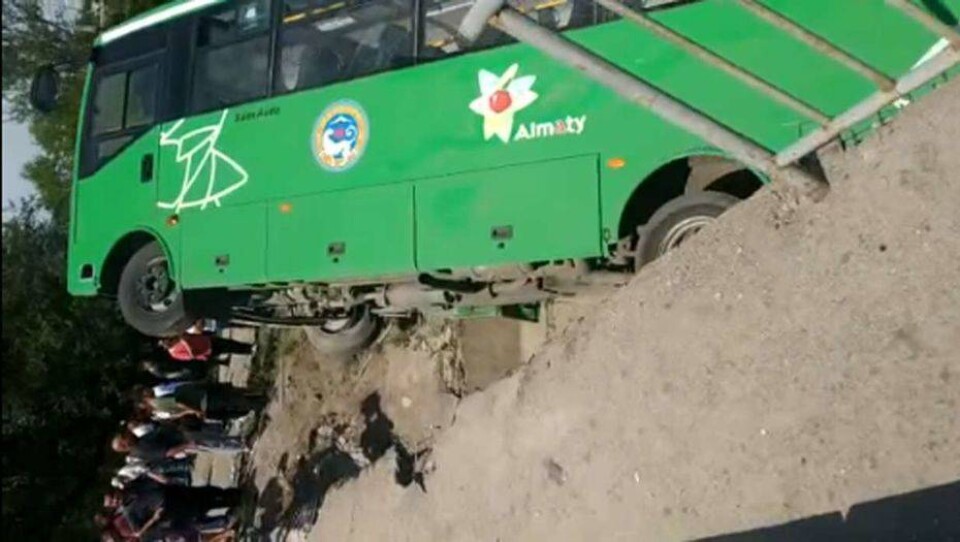 Пригородный автобус упал в реку под Алматы, пострадали двое