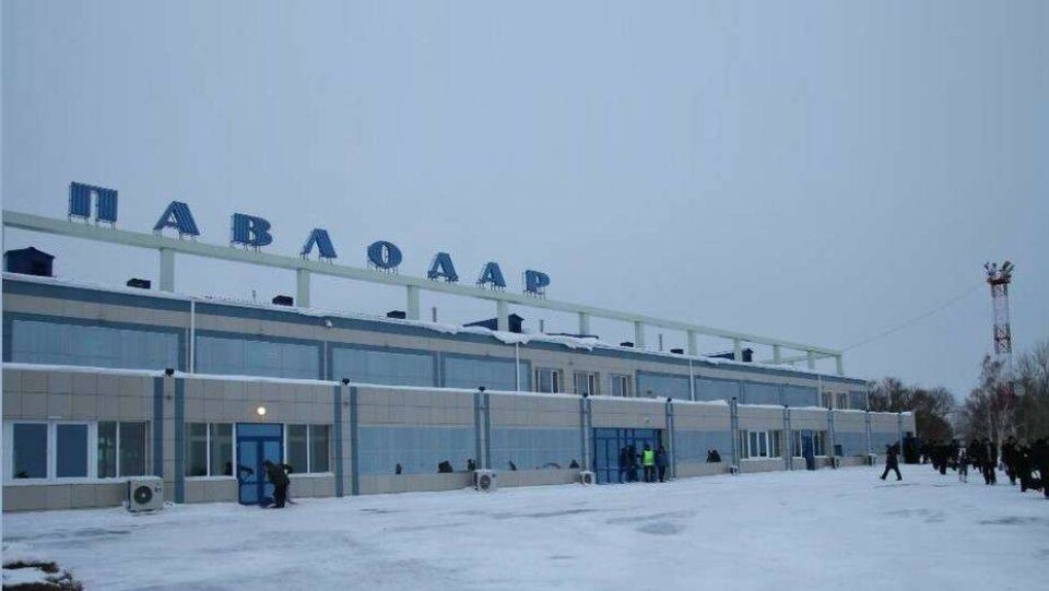 Аэропорт Павлодара закрыли: взлётная полоса превратилась в каток