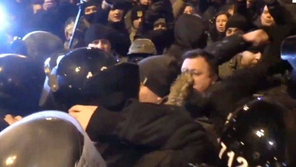 В Киеве начались столкновения между митингующими и полицией