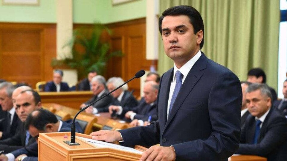 Набирает популярность видео, где Эмомали Рахмон учит сына управлять Душанбе