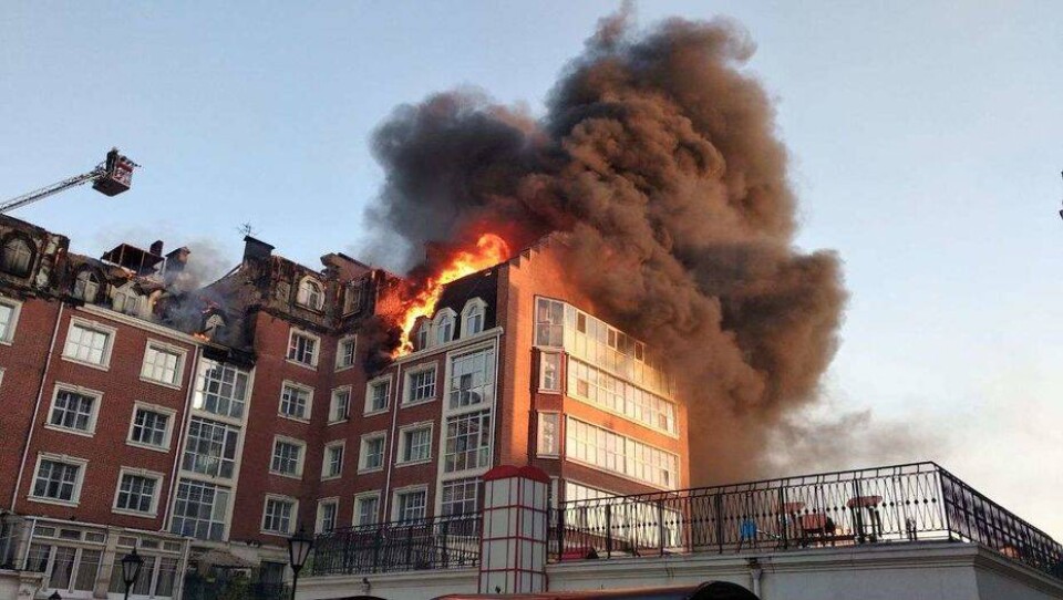 В Нур-Султане горела кровля дома в жилом комплексе "Британский квартал"