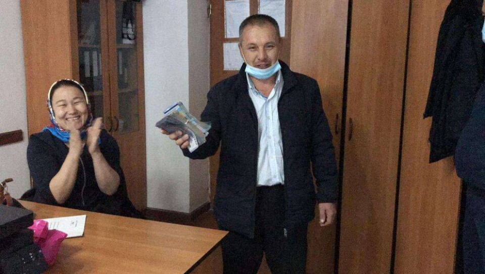 Пассажир потерял на вокзале в Мангистау 4 млн тенге. Полицейские пять дней искали деньги и вернули их владельцу