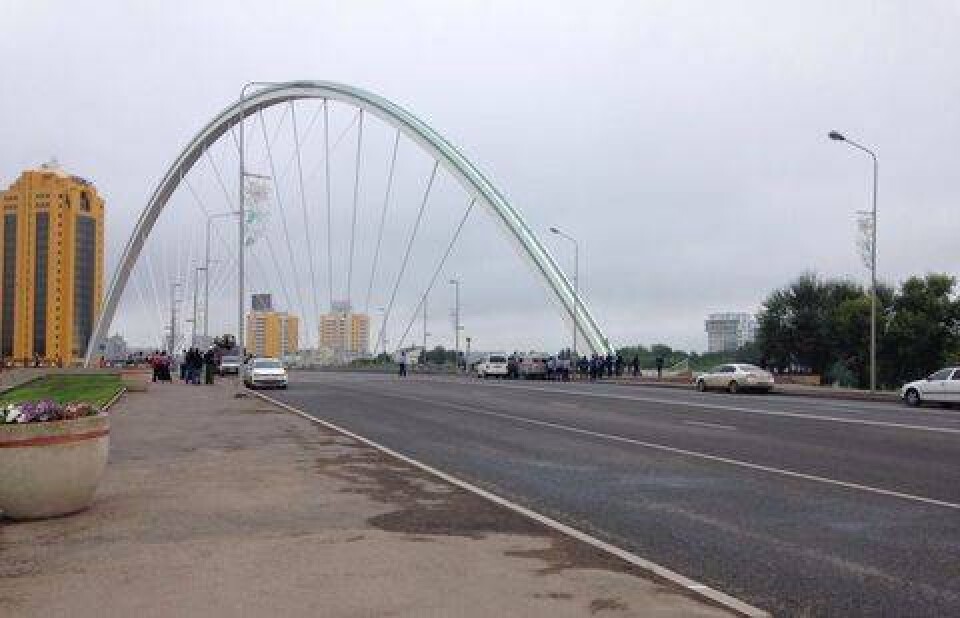 Мужчина устроил переполох на мосту в Астане, грозясь спрыгнуть в реку