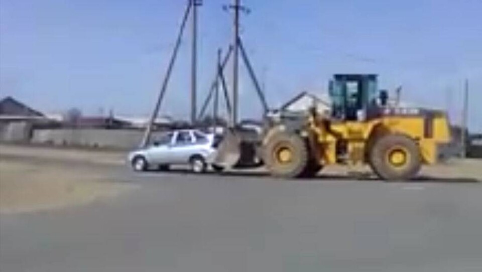 Необычную эвакуацию полицейской машины запечатлели в Павлодаре
