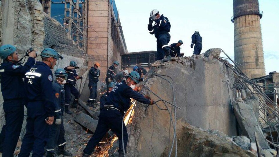 В Кызылорде 60 спасателей работают на месте обрушения дымовой трубы ТЭЦ