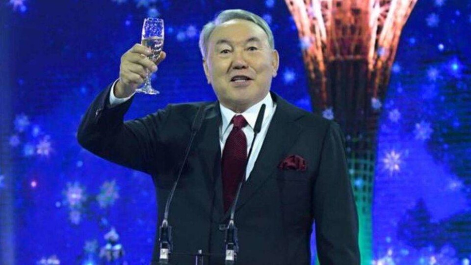 Назарбаев встретит Новый год в офисе, потому что "где встретишь, там и будешь работать"