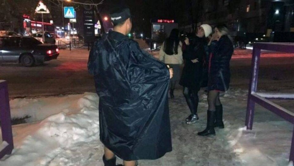 Чудак в чёрном плаще и с голыми ногами танцует на улицах Шымкента
