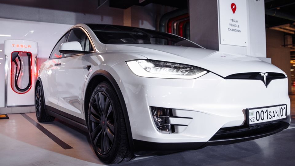 Приятно ли владеть Tesla в столице: инфраструктура, нарратив и комьюнити