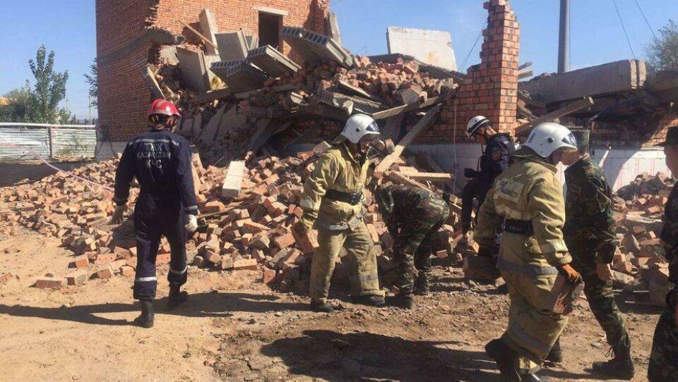 В Астане на стройке рухнула стена здания: два человека погибли под завалами
