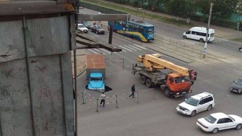 В огромную яму посреди дороги угодил грузовик в Павлодаре