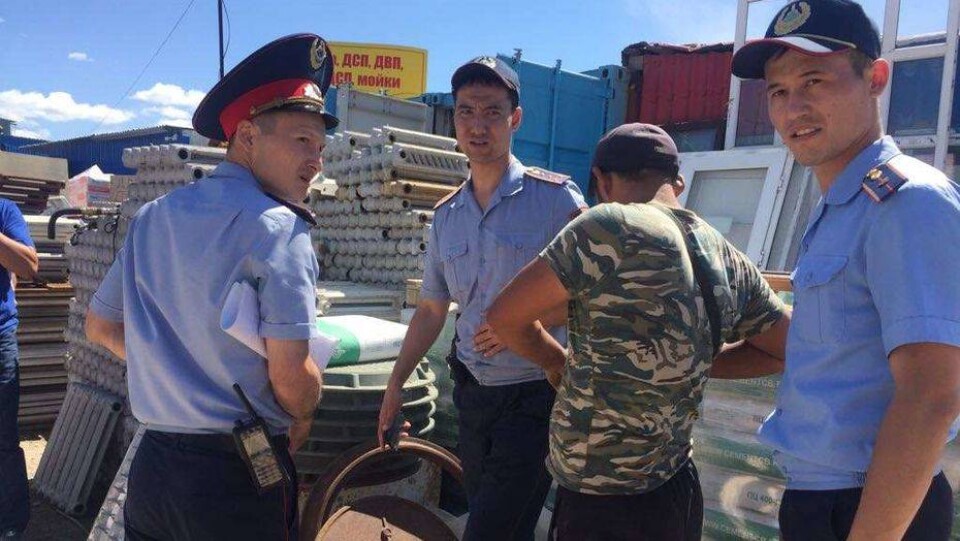 Полицейские в Астане продолжают рейды по рынку "Шанхай" в поисках краденого