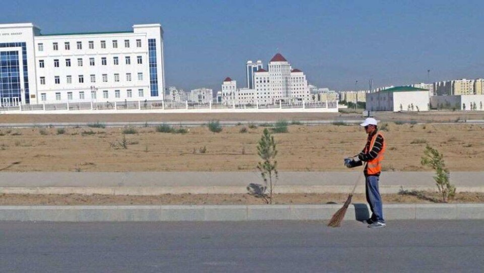 В Туркменистане сотрудникам министерства предложили работу дворников