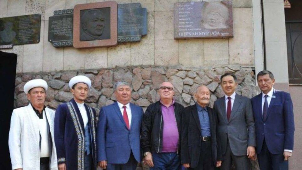 Мемориальную доску в честь писателя Шерхана Муртазы открыли в Алматы
