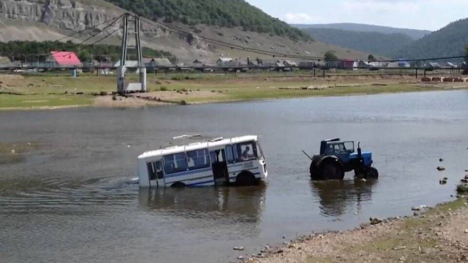 Автобус с детьми опрокинулся в кювет на затопленной дороге в Акмолинской области