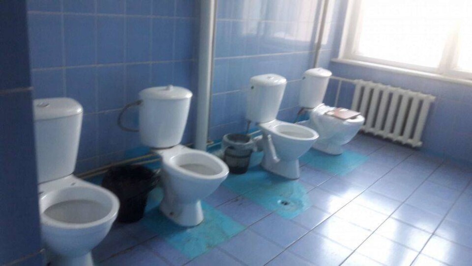 Чиновники нашли туалеты без дверей и перегородок в школах Астаны