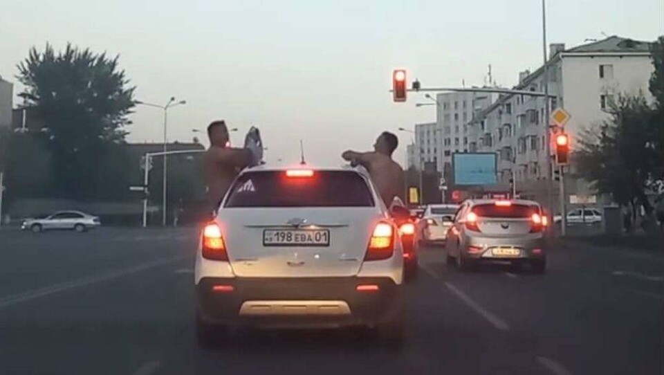 В Астане десантники отметили День ВДВ, проехавшись в окнах авто
