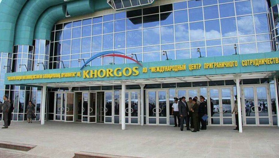 Казахстанские туристы пожаловались на огромные очереди и поборы на "Хоргосе"
