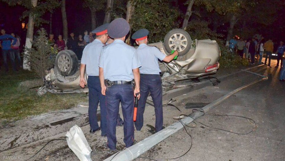 В Павлодаре Toyota Camry снесла столб, дерево и едва не убила пешехода