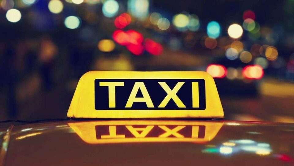 В акимате Алматы сообщили, что разрешат такси движение по выделенным полосам. Но такого запрета нет