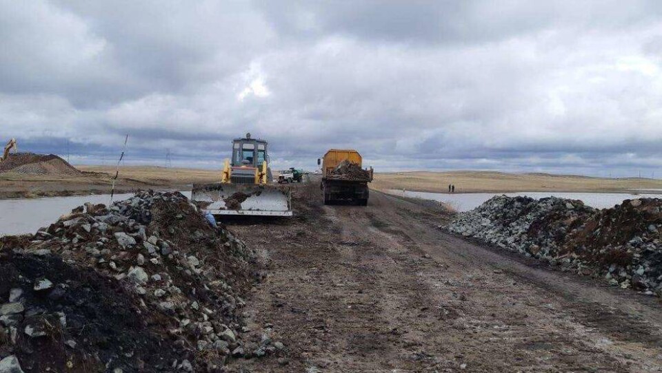 В Павлодарской области восстановили автомобильное движение на затопленной дороге