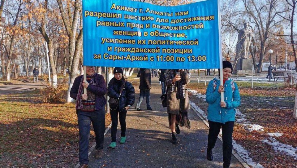 На санкционированное шествие феминисток в Алматы пришли шесть человек