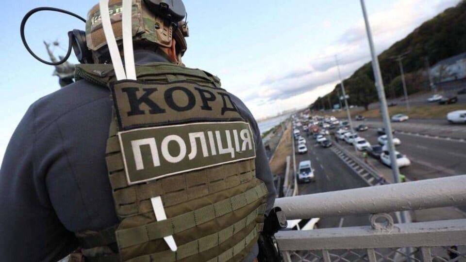 В Киеве вооружённый мужчина угрожал взорвать мост, где находится станция метро