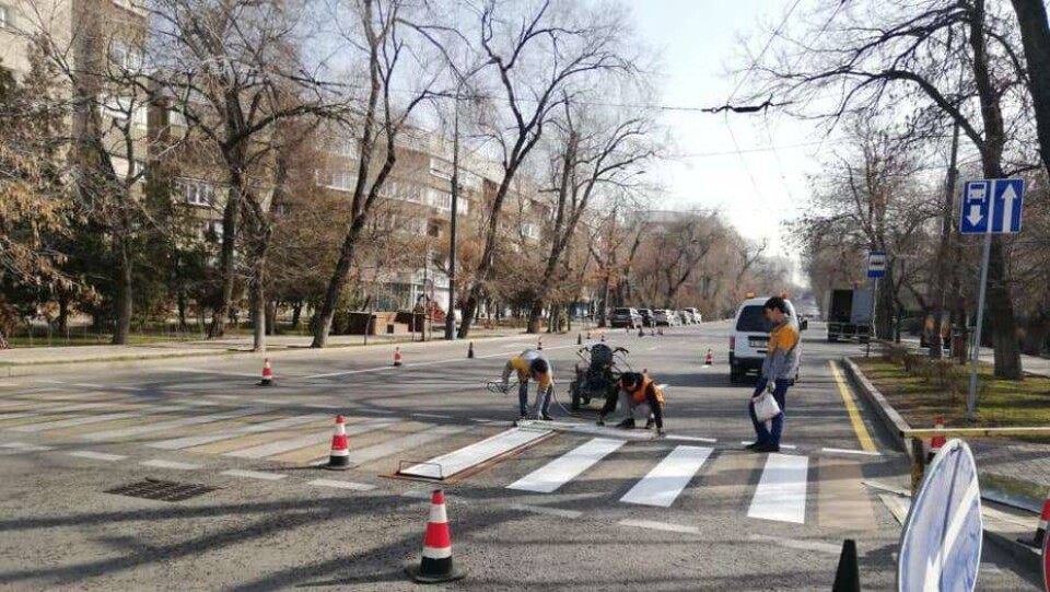 В акимате Алматы рассказали, почему дорожную разметку начали наносить после 15 марта