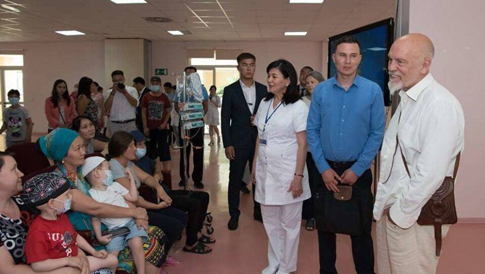 Джон Малкович едва не расплакался на встрече с онкобольными детьми в Астане