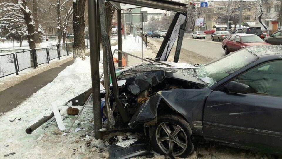 Автомашина снесла две остановки в Алматы