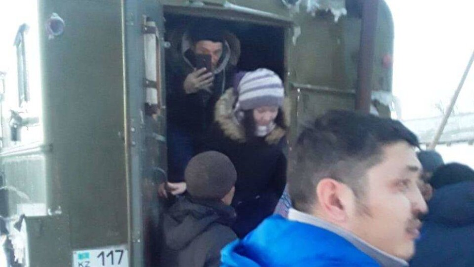 Сельчане помогают спасателям вызволять застрявших в снегу людей в ВКО