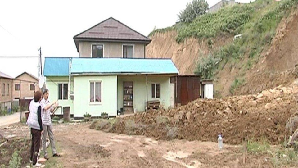 Элитным коттеджам под Алматы угрожает оползень