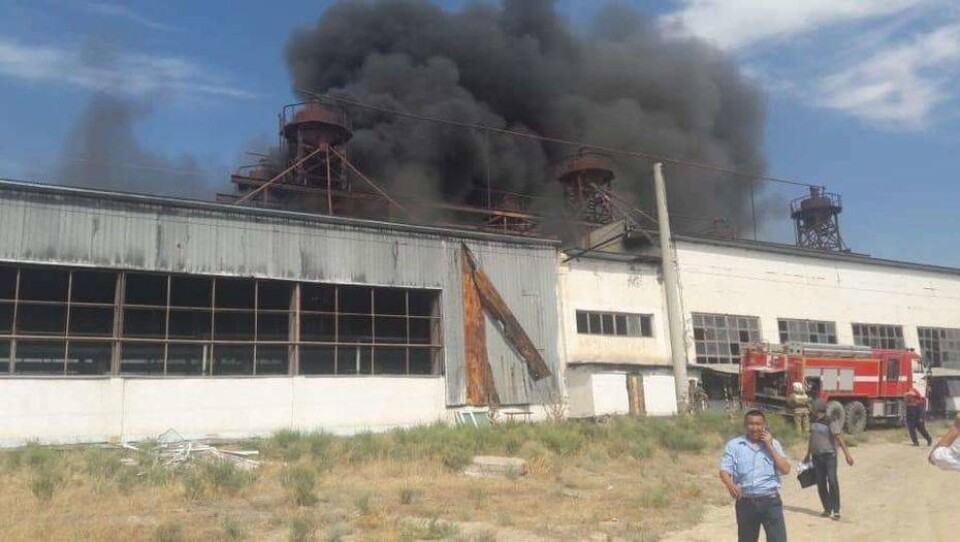 Пожар произошёл на складе на территории локомотивного депо в Арыси