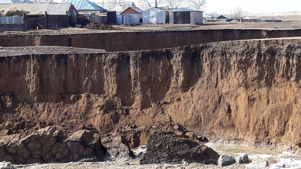 Село Кенесары Акмолинской области подмыло по самые дома сбросом воды