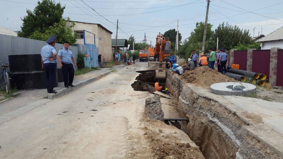 Троих рабочих завалило грунтом в Шымкенте