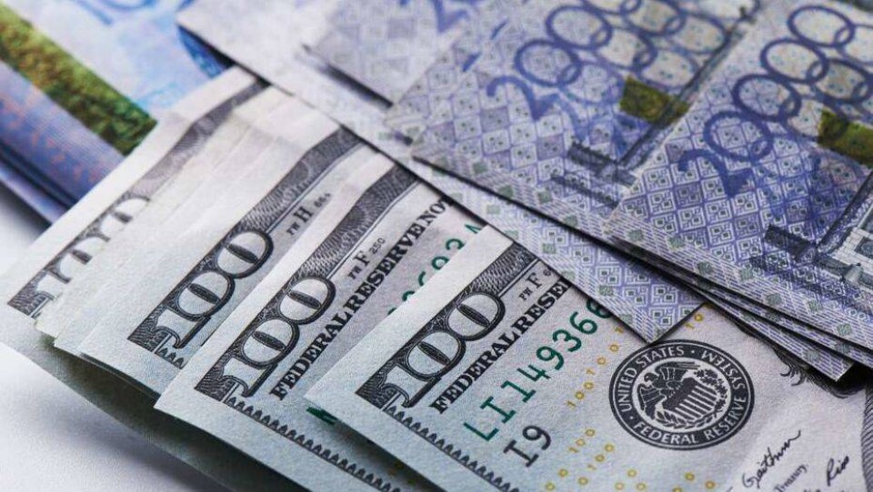 Доллар на бирже подорожал на 4 тенге