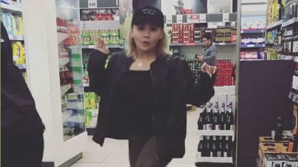 Видео танцующей в супермаркете Испании казашки набирает популярность в Сети