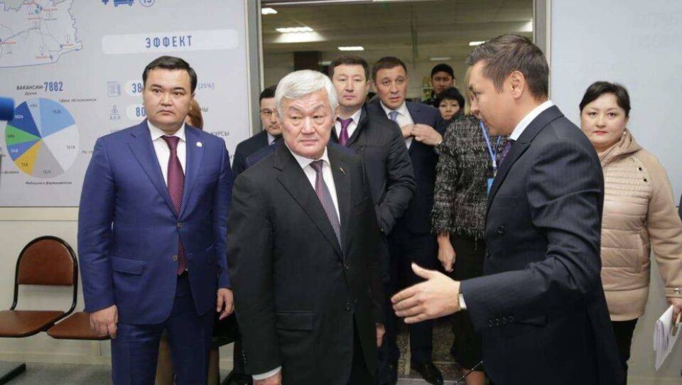 Бердыбек Сапарбаев посетил первый мобильный центр занятости Караганды