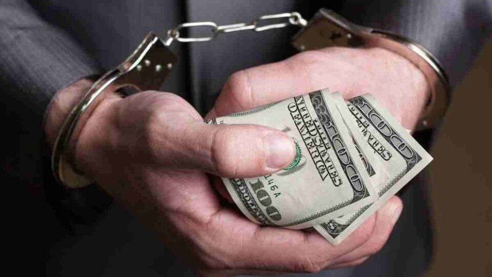 В Алматы задержали судью при получении взятки в 10 000 долларов 