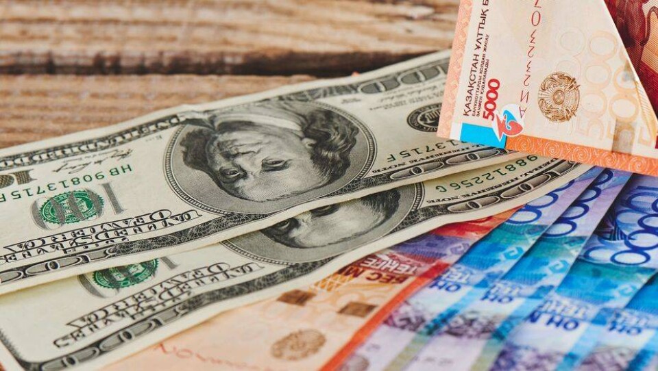 Стоимость доллара на бирже приблизилась к 387 тенге