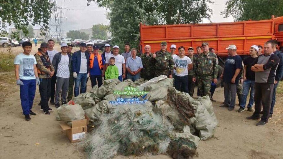 Почти 100 км рыболовных сетей и 120 тонн мусора собрали казахстанцы на водоёмах страны
