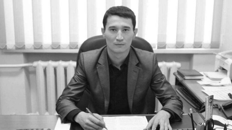 В Уральске 30-летнего чиновника нашли повешенным в служебном кабинете