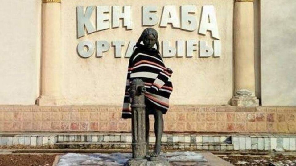 Заботливые шымкентцы к зиме одели скульптуру девочки