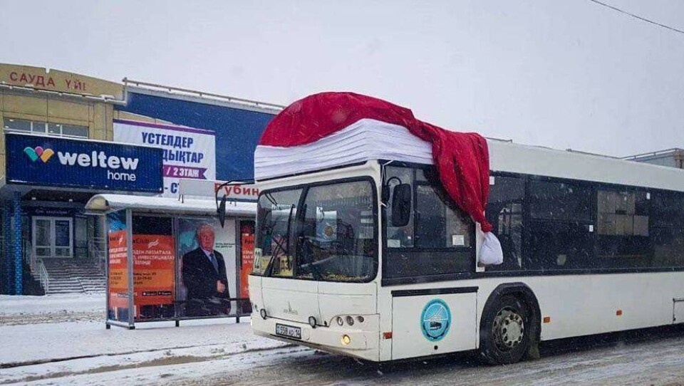 Колпак Санты Клауса появился на крыше автобуса в Павлодаре