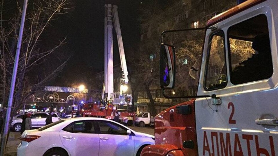 Из-за пожара в жилом доме в центре Алматы эвакуированы 30 человек
