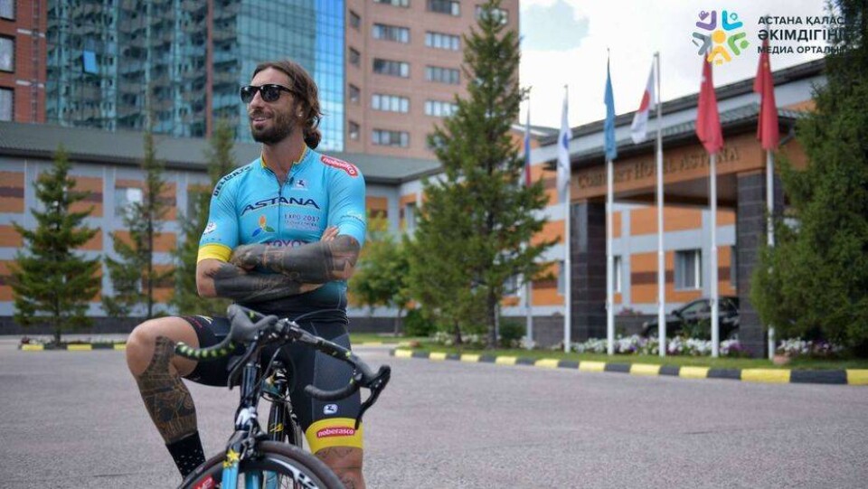 В "Astana Pro Team" показали, как велосипедист Брумотти спустился с крутого моста в Астане