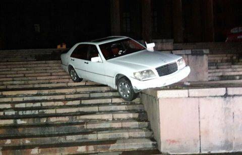 Автомобиль с пьяным водителем застрял на ступеньках КБТУ в Алматы