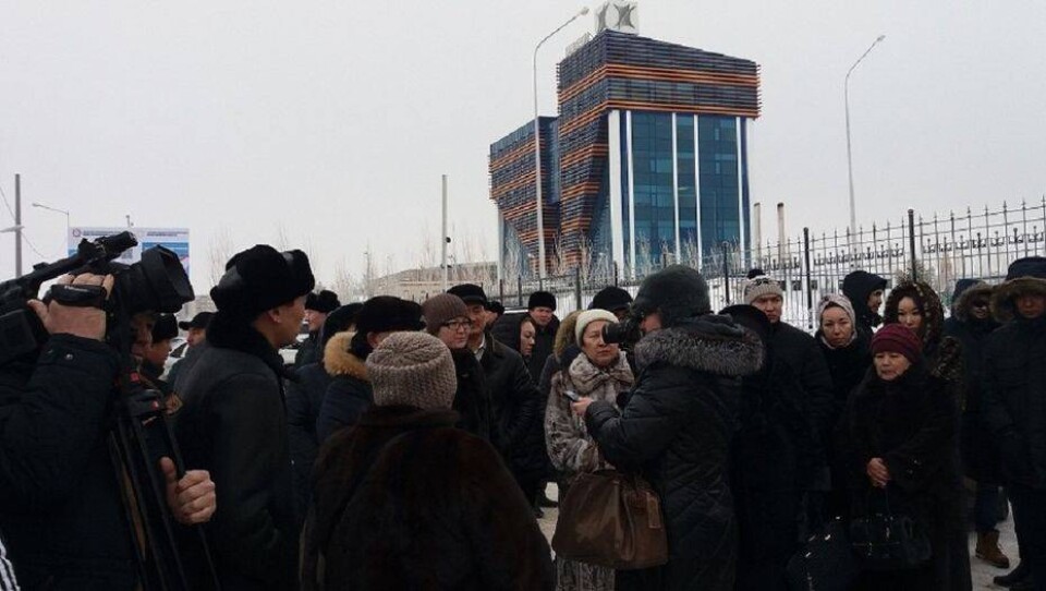 Актюбинские полицейские протестуют у здания областной прокуратуры